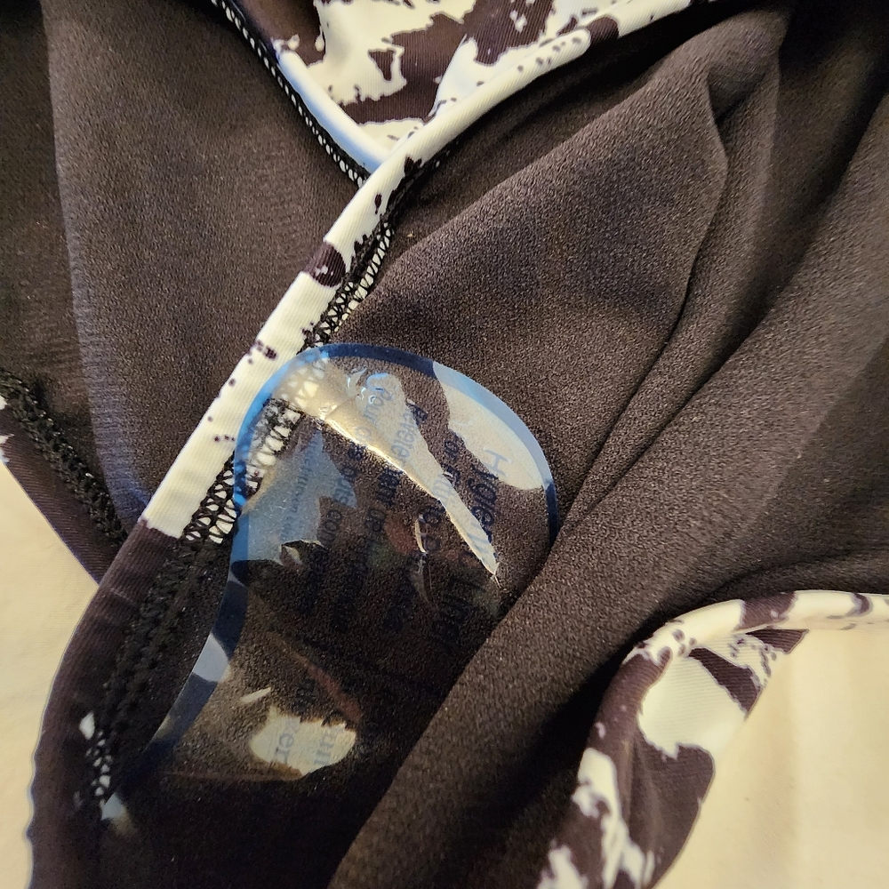 Carmen Marc Valvo Monochrome One-Shoulder Swimsuit Comes With Extra Strap. - Picture 5 of 8